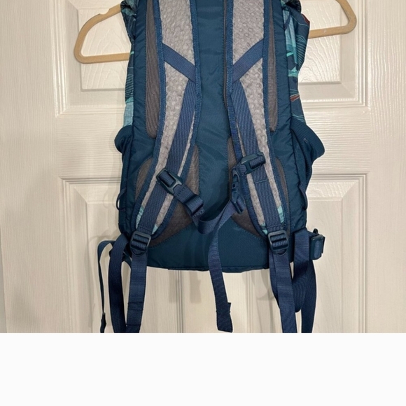 REI Flash 22 L Day Hiking Backpack - Picture 2 of 4